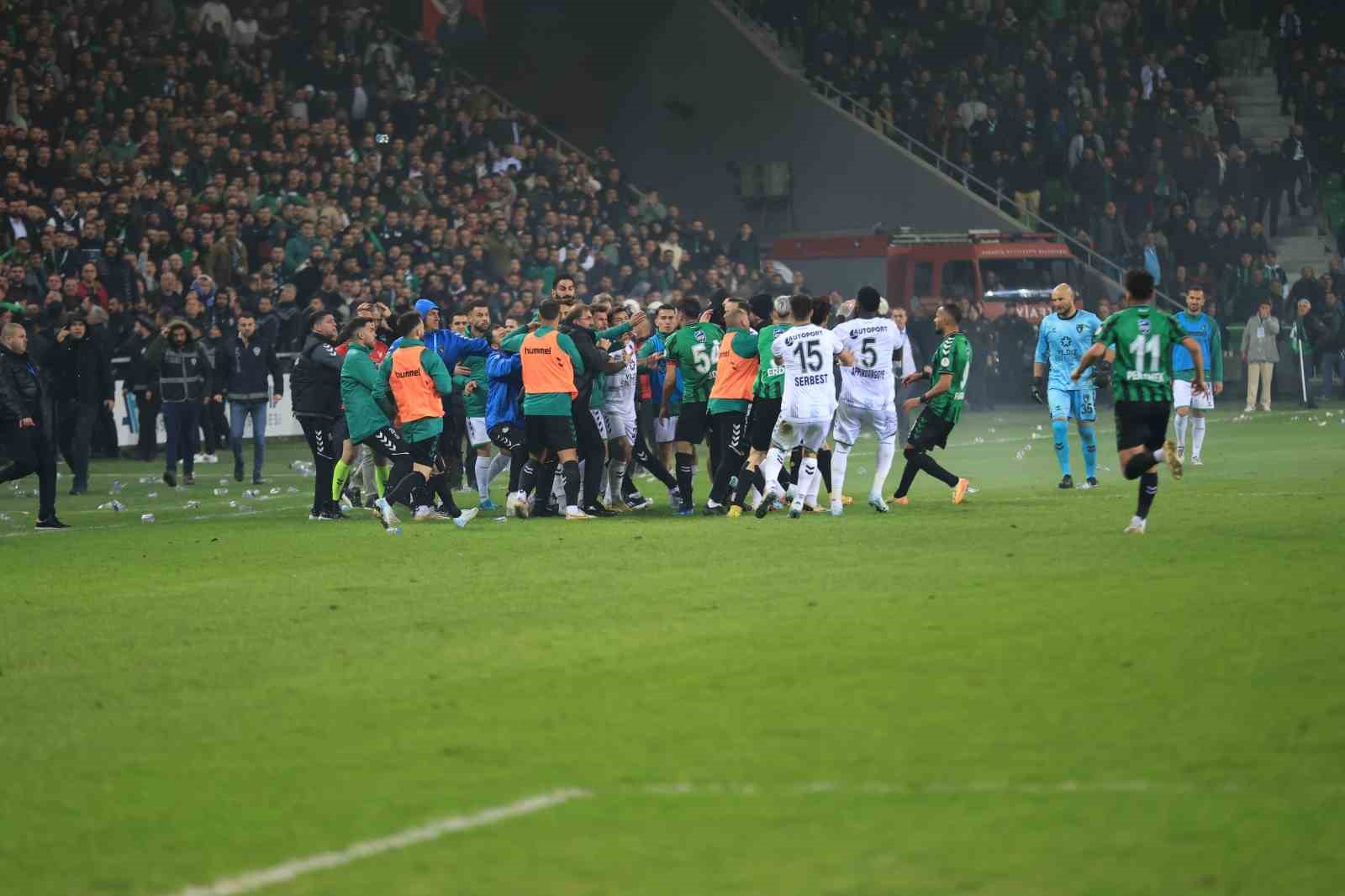 Sakaryaspor-Kocaelispor maçında ortalık karıştı, maç 15 dakika uzadı
