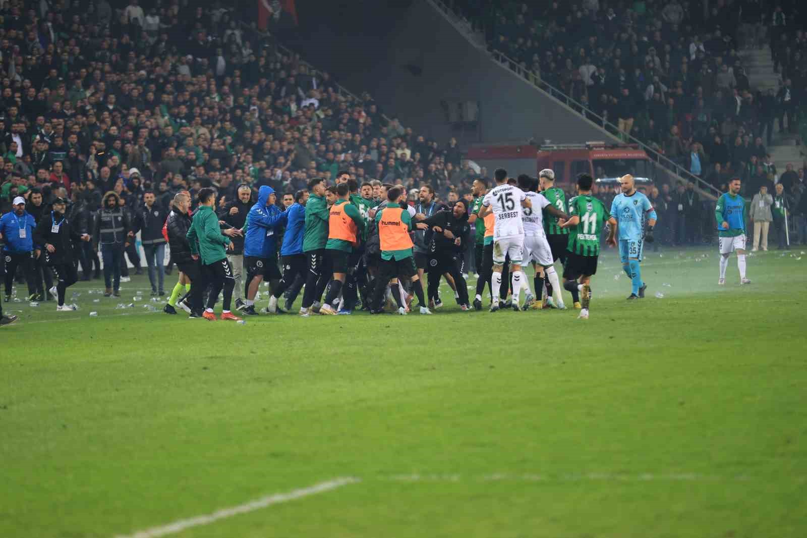 Sakaryaspor-Kocaelispor maçında ortalık karıştı, maç 15 dakika uzadı
