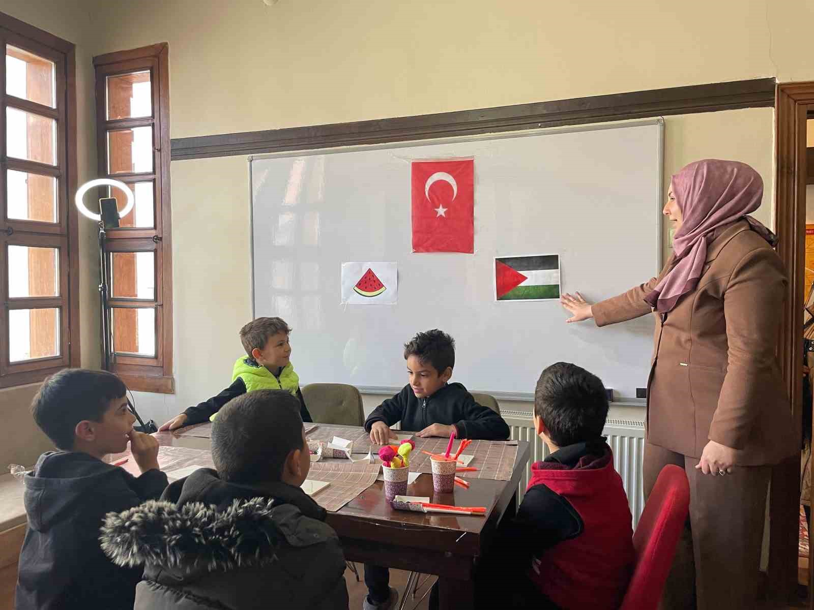 Kütahyalı gönüllüler tarihi konakta çocuklara unutulmaz bir gün yaşattı
