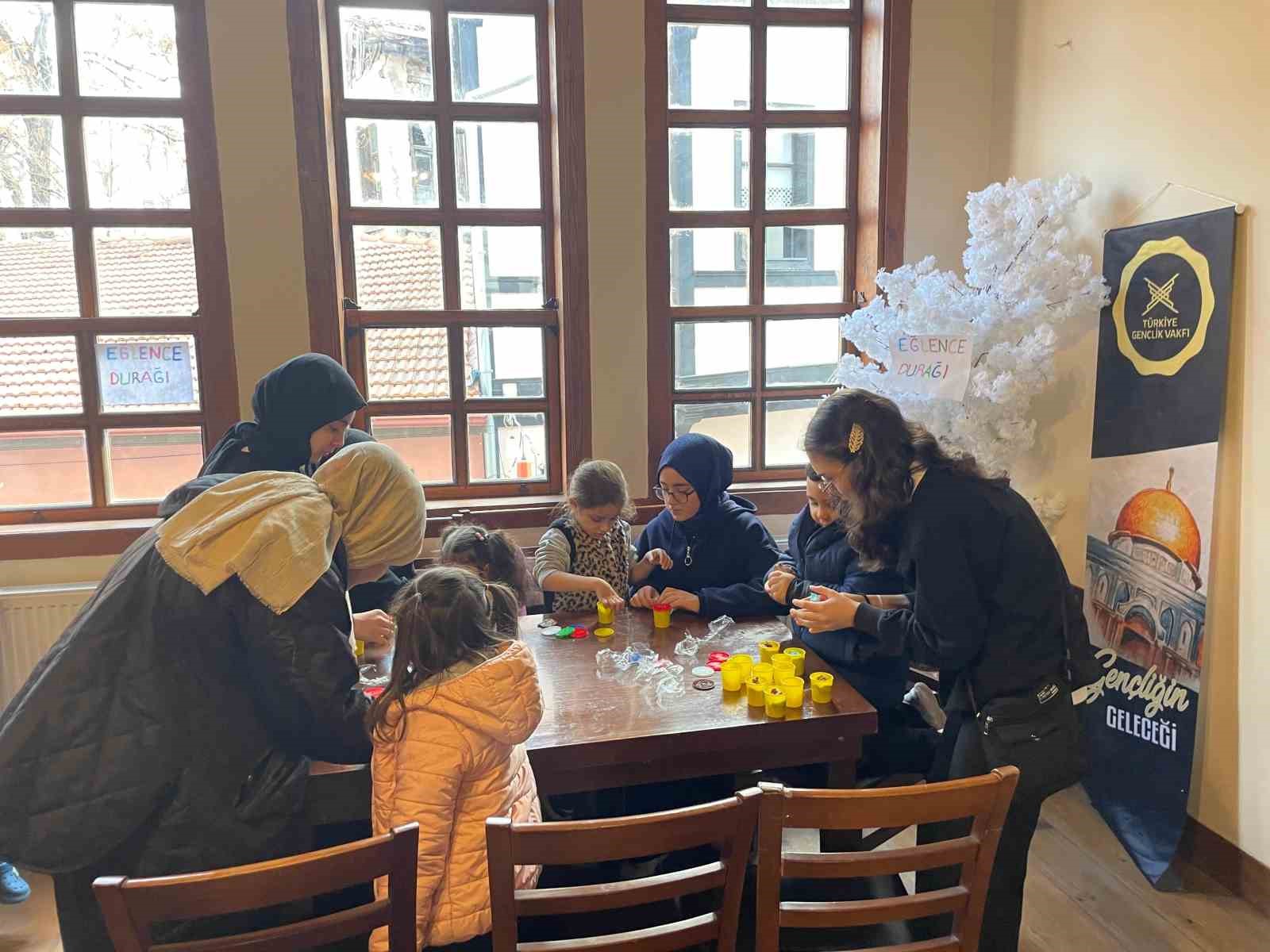 Kütahyalı gönüllüler tarihi konakta çocuklara unutulmaz bir gün yaşattı
