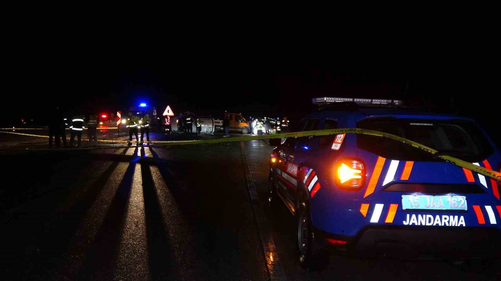 Hatalı ’U’ dönüşü ile üç aracın karıştığı kazada ortalık savaş alanına döndü: 1 ölü, 7 yaralı
