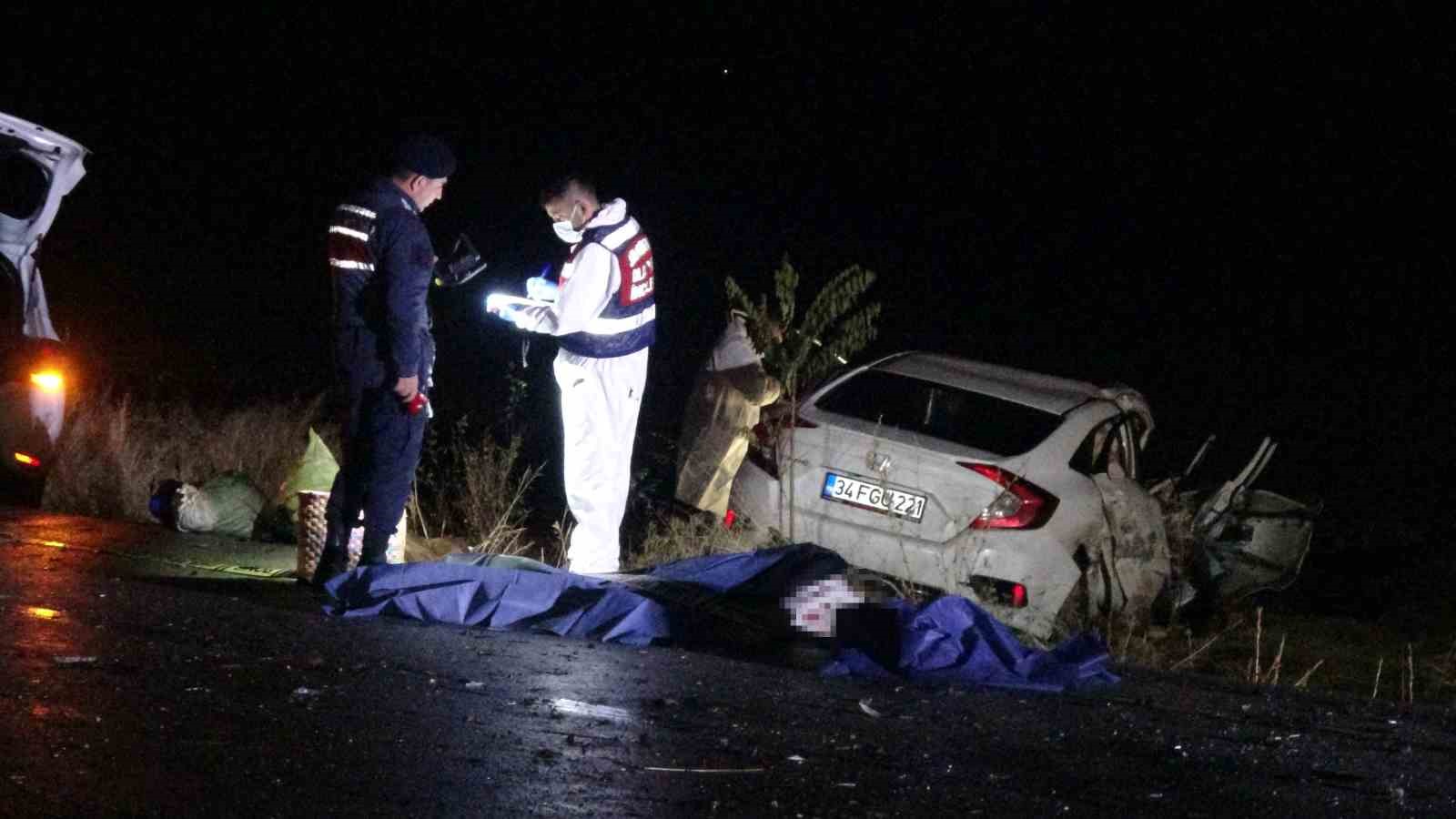 Hatalı ’U’ dönüşü ile üç aracın karıştığı kazada ortalık savaş alanına döndü: 1 ölü, 7 yaralı
