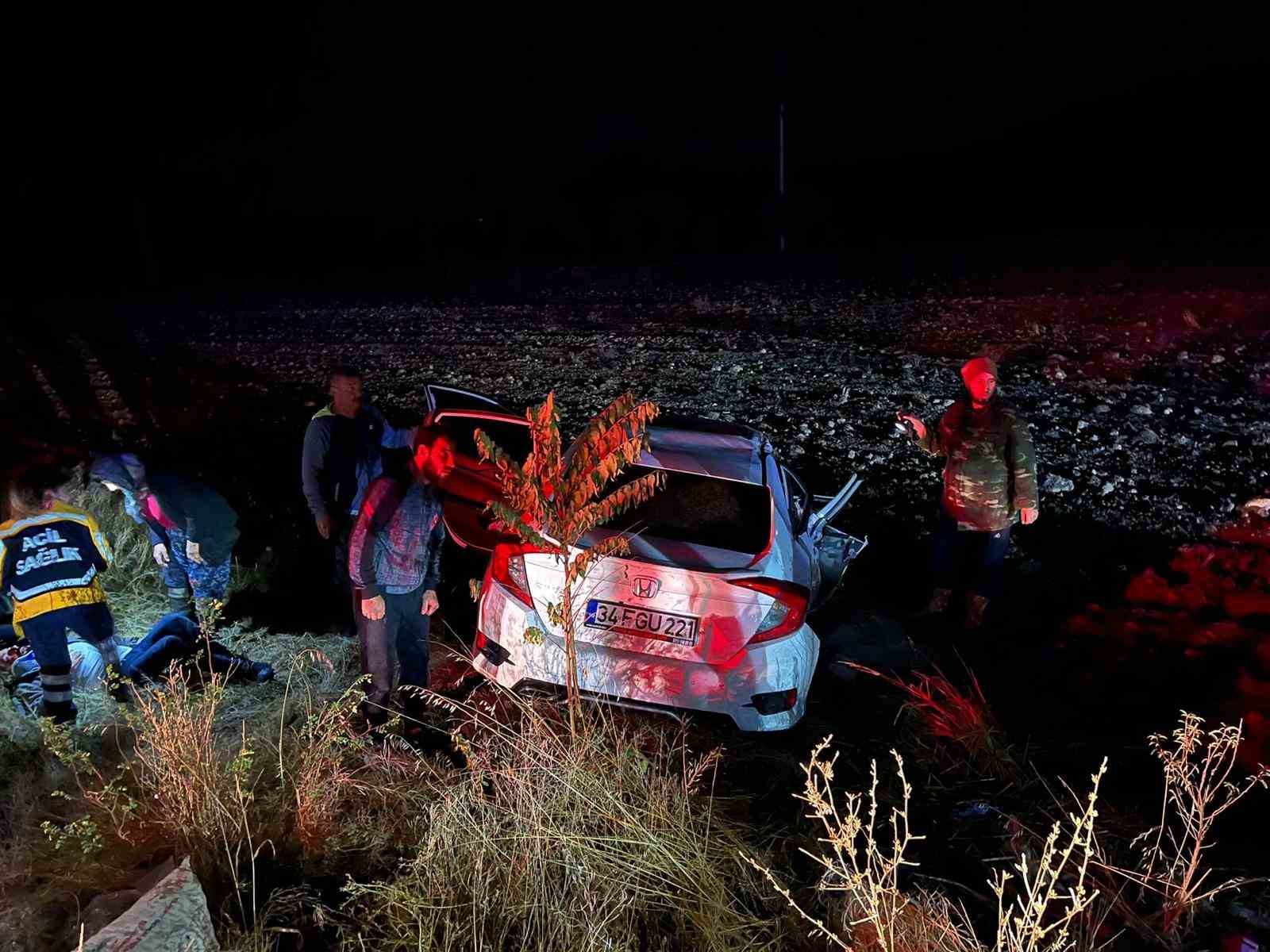 Hatalı ’U’ dönüşü ile üç aracın karıştığı kazada ortalık savaş alanına döndü: 1 ölü, 7 yaralı
