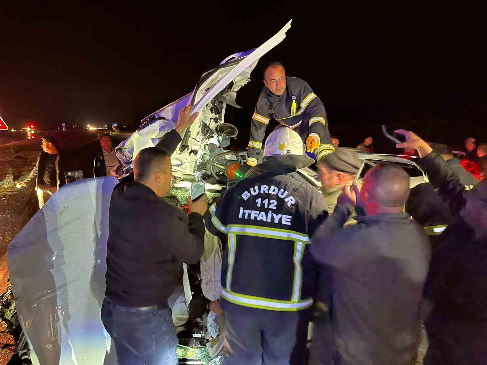 Hatalı ’U’ dönüşü ile üç aracın karıştığı kazada ortalık savaş alanına döndü: 1 ölü, 7 yaralı
