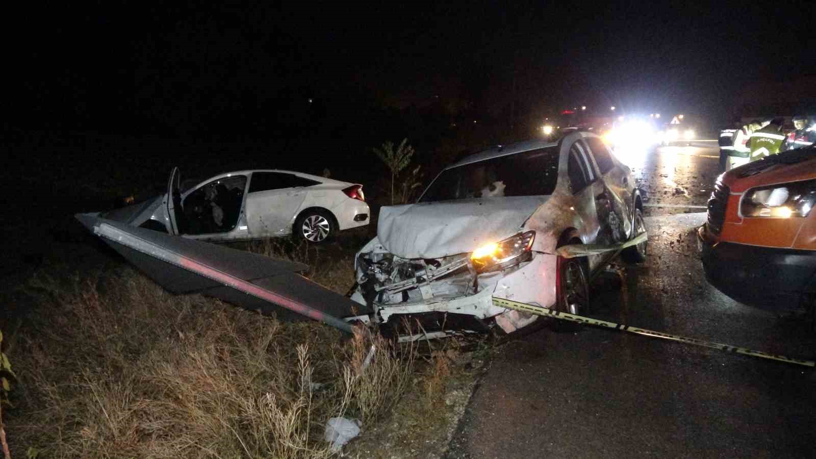 Hatalı ’U’ dönüşü ile üç aracın karıştığı kazada ortalık savaş alanına döndü: 1 ölü, 7 yaralı
