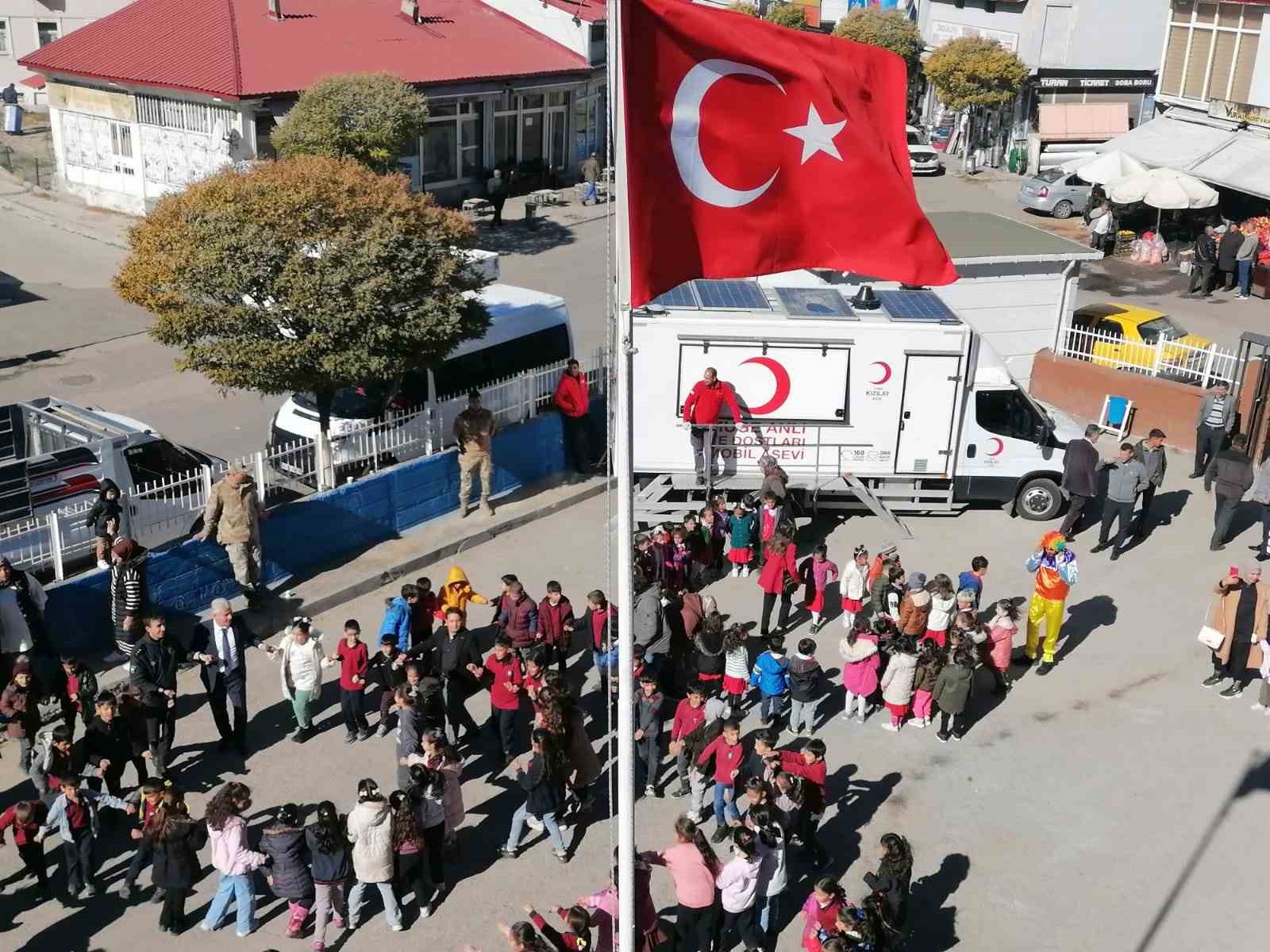 Ağrı’da Kızılay Haftası’nda 10 bin öğrenciye iyilik ulaştırıldı
