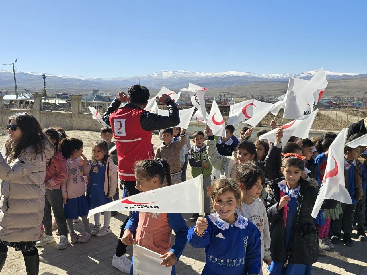 Ağrı’da Kızılay Haftası’nda 10 bin öğrenciye iyilik ulaştırıldı
