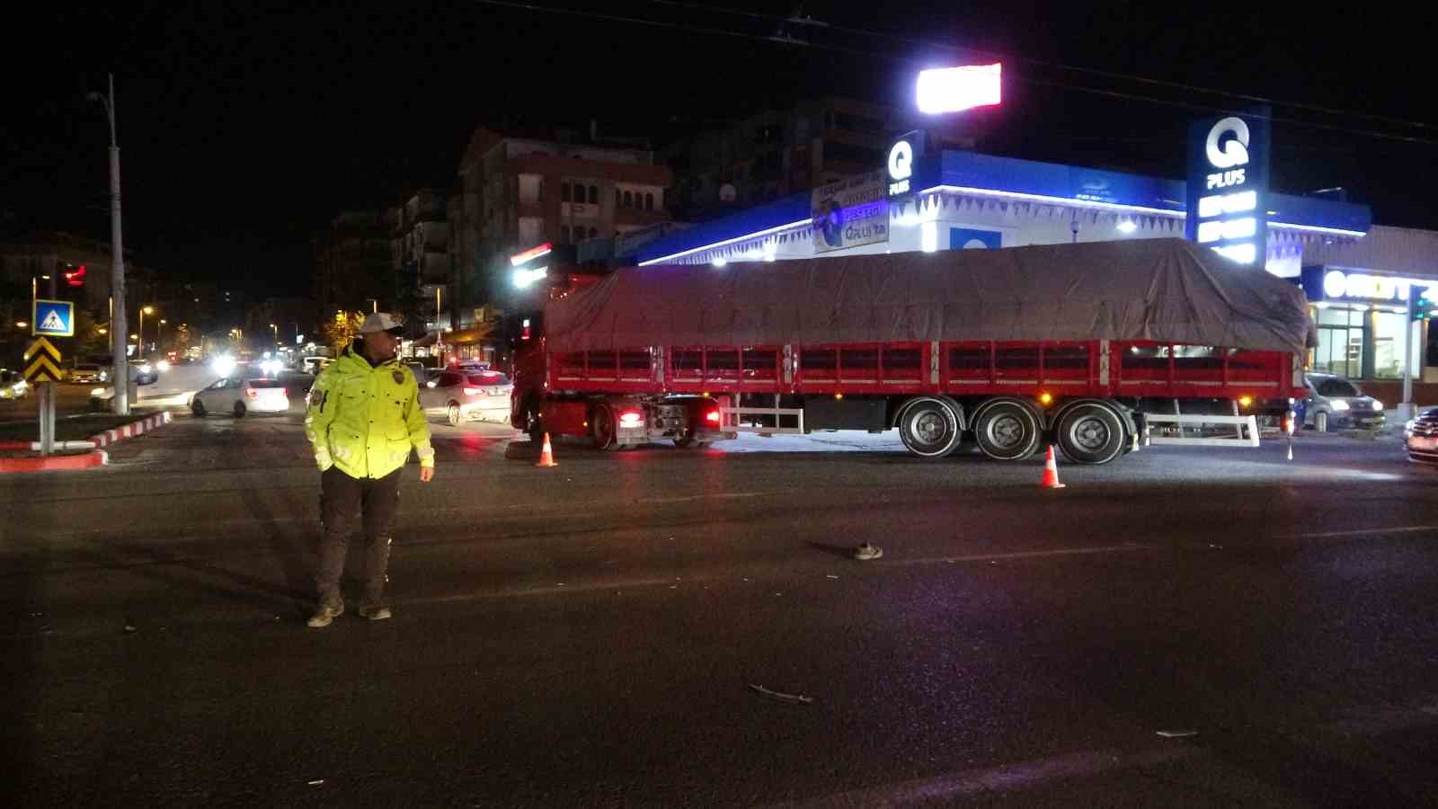 Minibüsün çarparak ölümüne neden olduğu gençten geriye ayakkabısı kaldı
