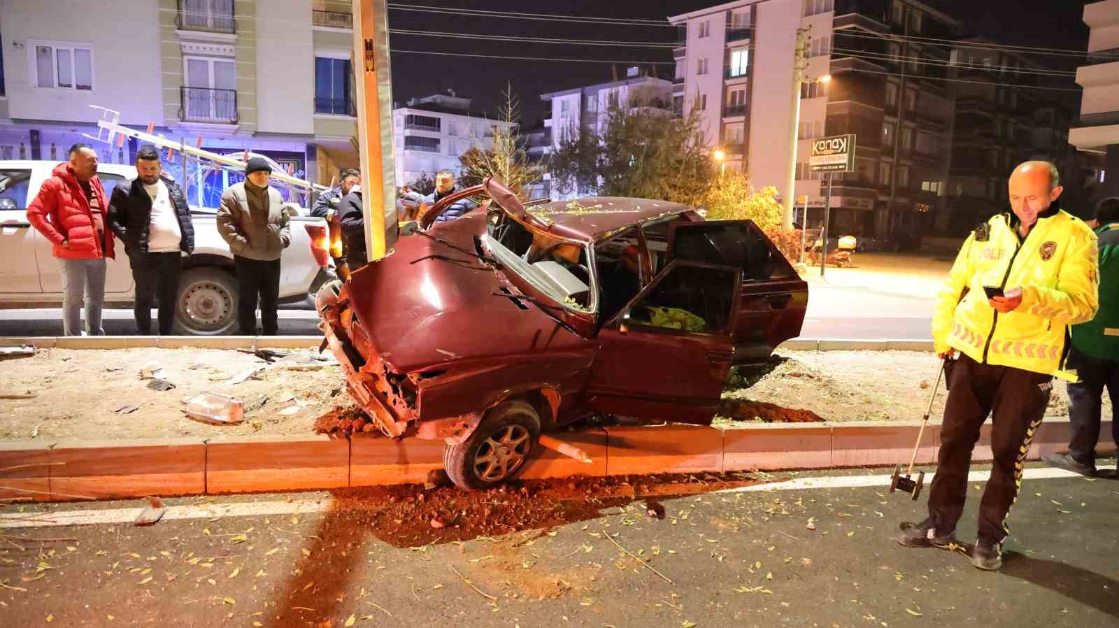 Otomobilin hurdaya döndüğü kazada 2 kişi yaralandı
