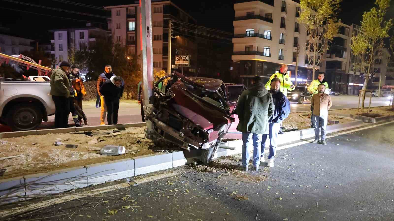 Otomobilin hurdaya döndüğü kazada 2 kişi yaralandı
