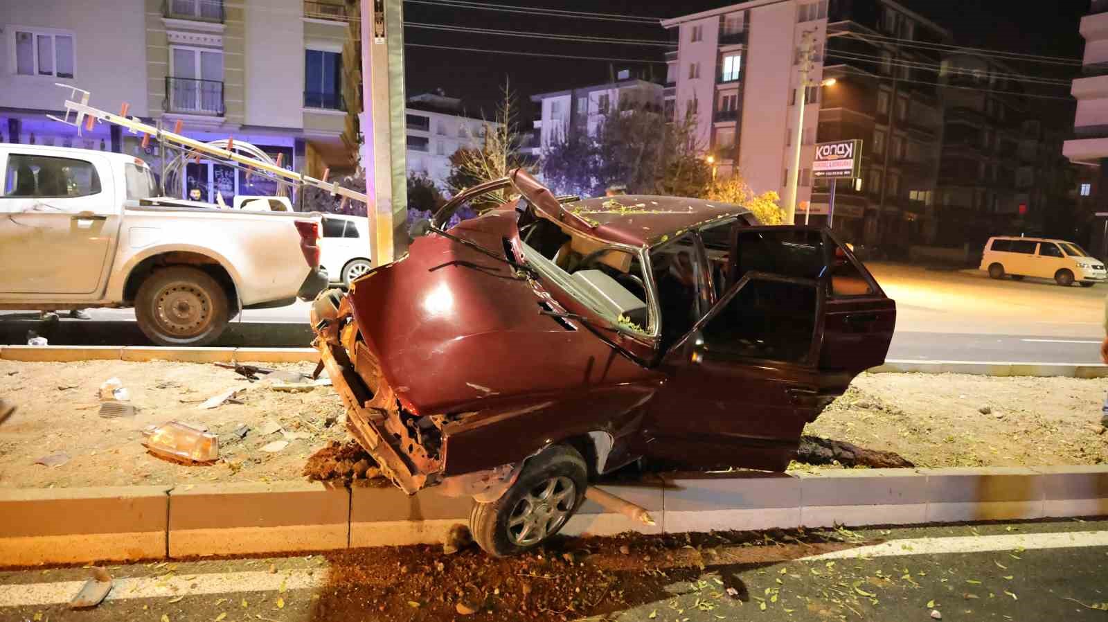 Otomobilin hurdaya döndüğü kazada 2 kişi yaralandı
