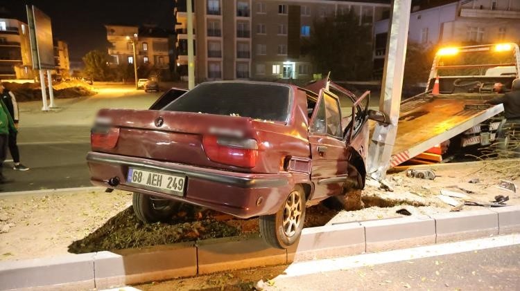 Otomobilin hurdaya döndüğü kazada 2 kişi yaralandı
