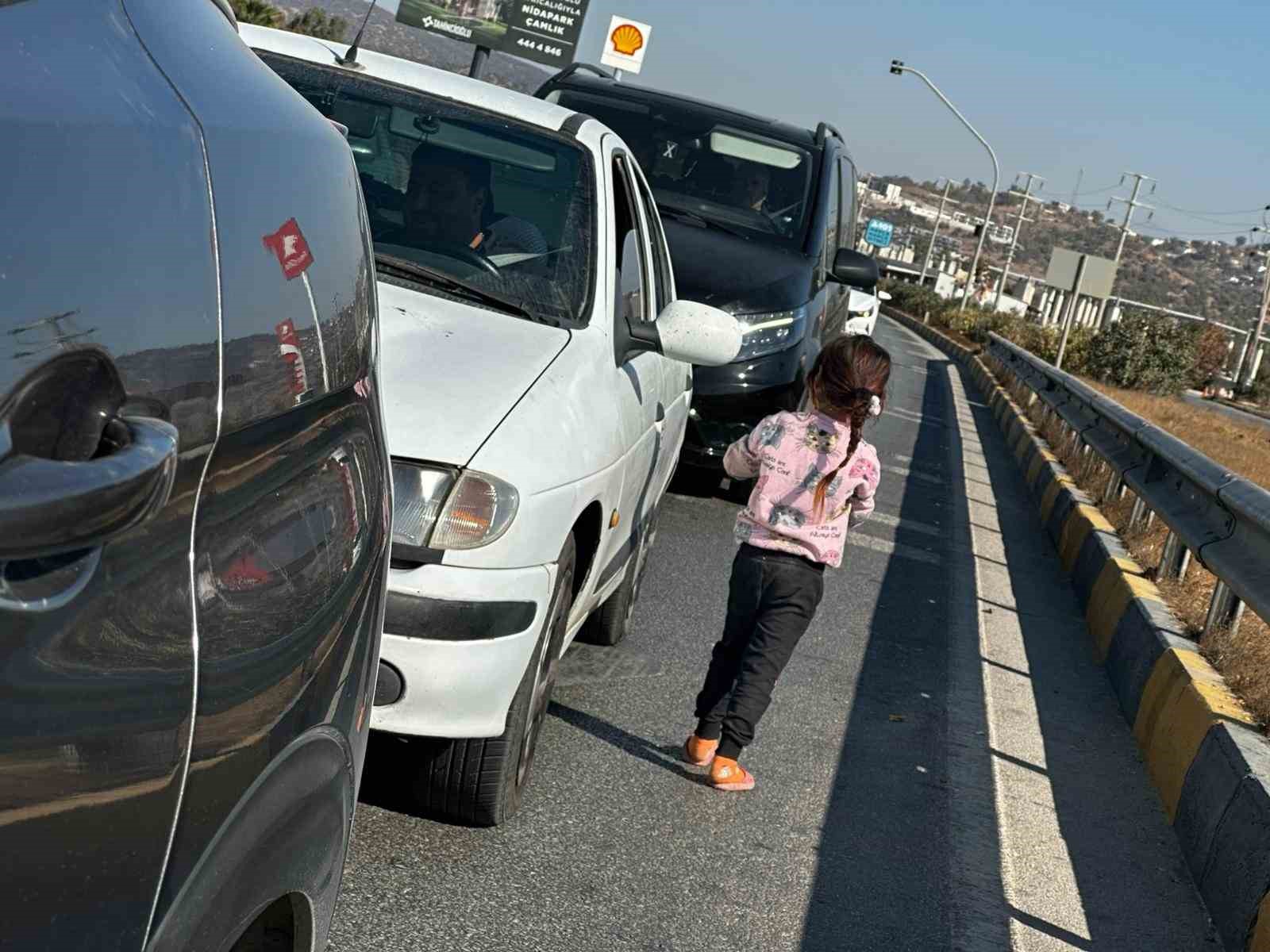 Karayolunda dilendirilen küçük çocukları adeta ölümle dans ettiriyorlar
