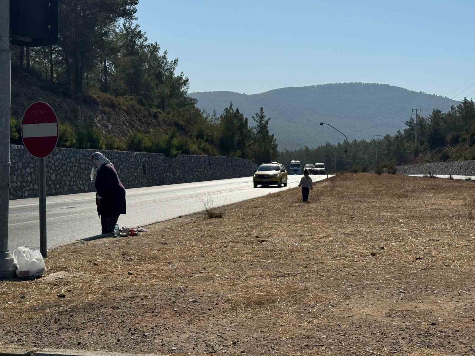 Karayolunda dilendirilen küçük çocukları adeta ölümle dans ettiriyorlar
