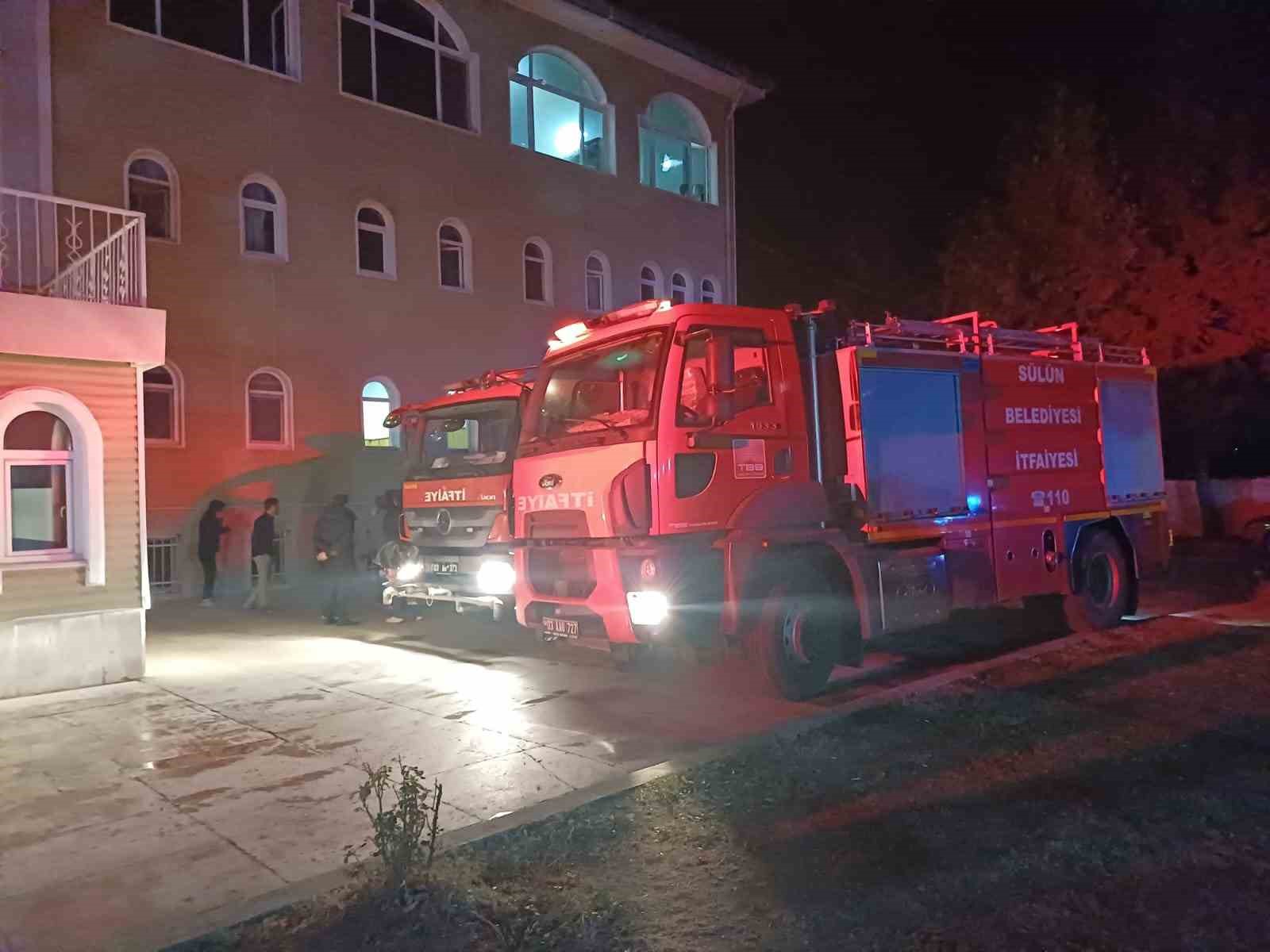 Kur’an kursunda çıkan yangında 2 öğrenci dumandan etkilendi
