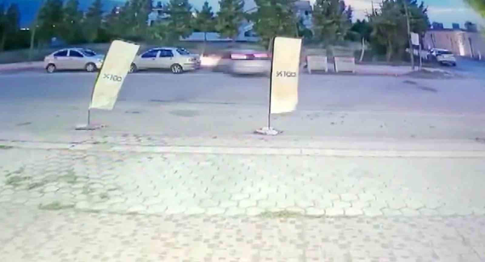 Otomobilin park halindeki araçlara ok gibi saplandığı anlar kamerada
