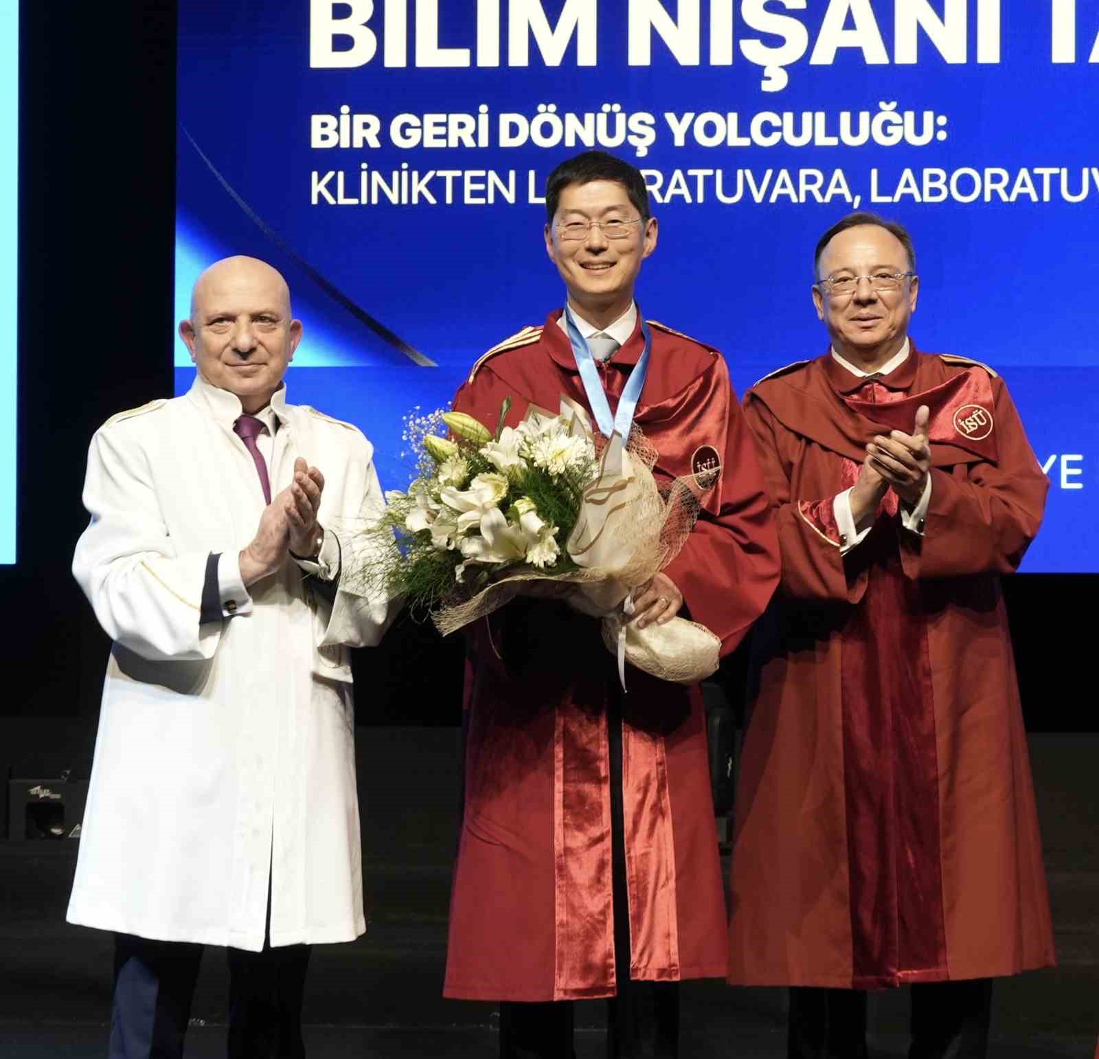 İstinye Üniversitesi Tıp Fakültesi Bilim Nişanı Stanford Üniversitesi’nden Prof. Dr. Michael Lim’e takdim edildi
