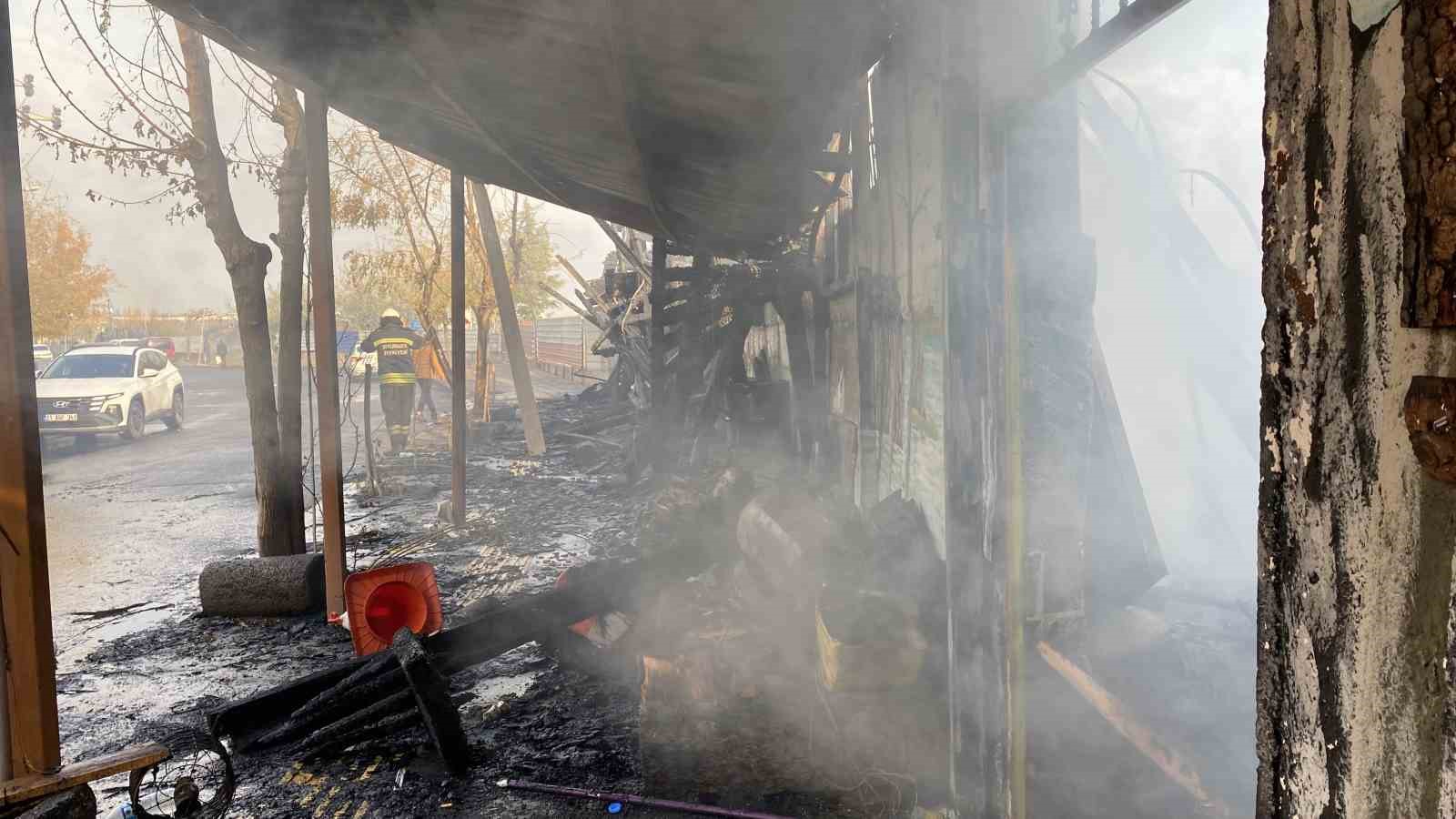 Diyarbakır’da bir kafe alevlere böyle teslim oldu
