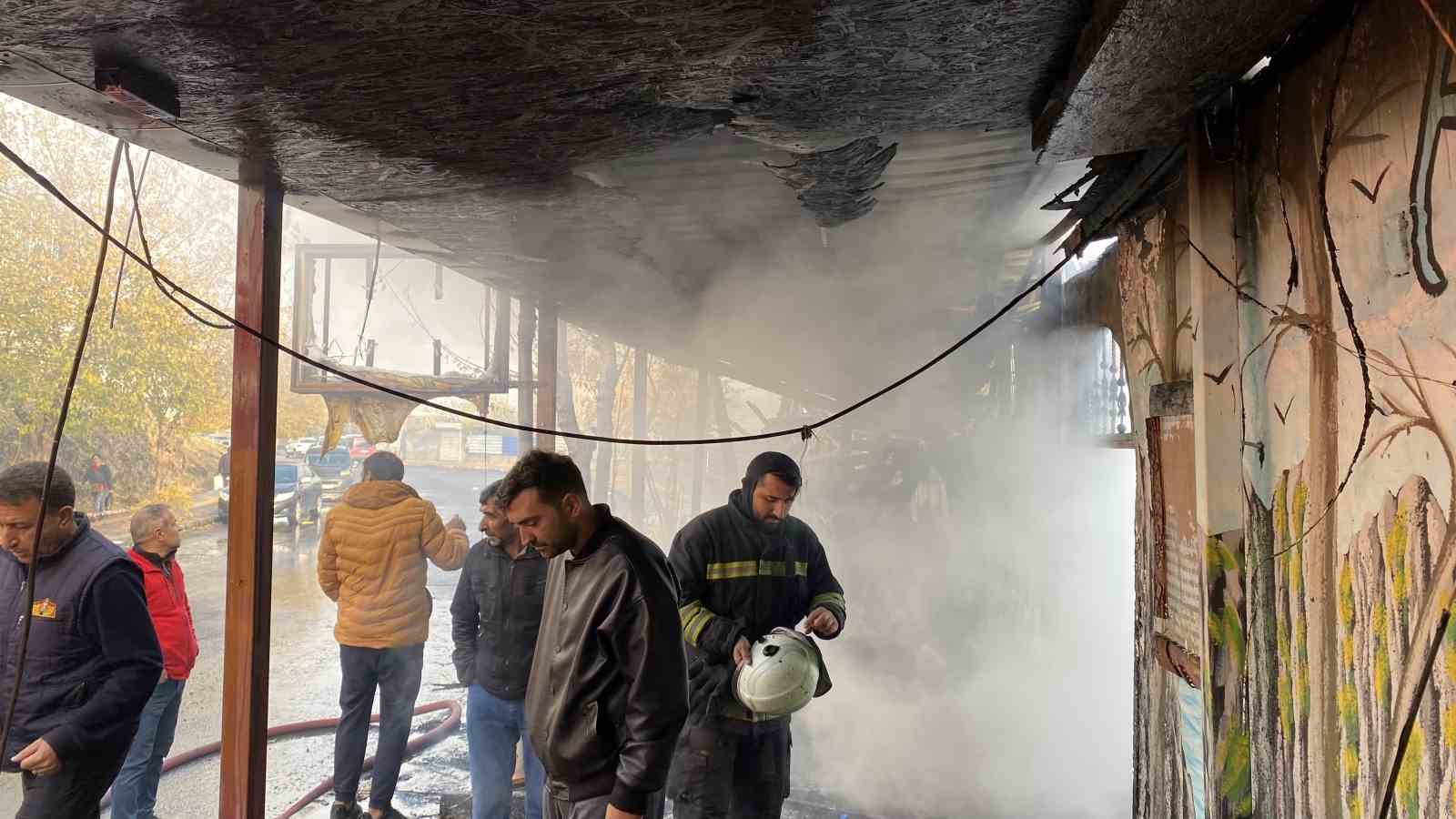 Diyarbakır’da bir kafe alevlere böyle teslim oldu
