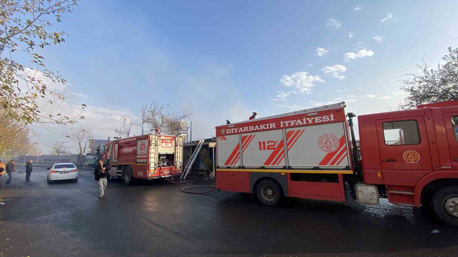 Diyarbakır’da bir kafe alevlere böyle teslim oldu
