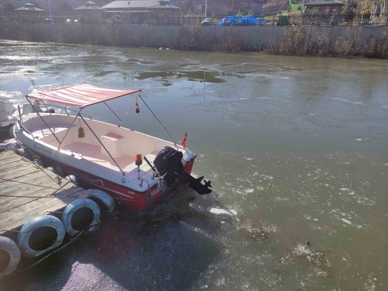 Ardahan’da Kura Nehri buz tuttu
