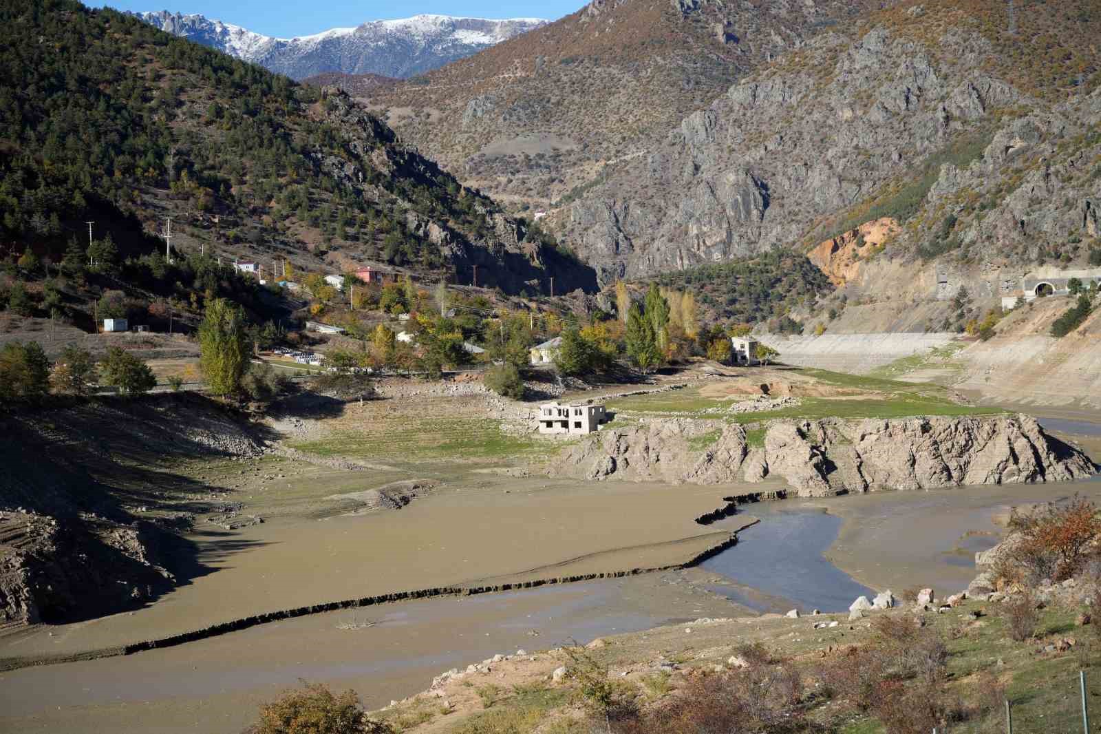 Torul’da göl yerini çöl manzarasına bıraktı
