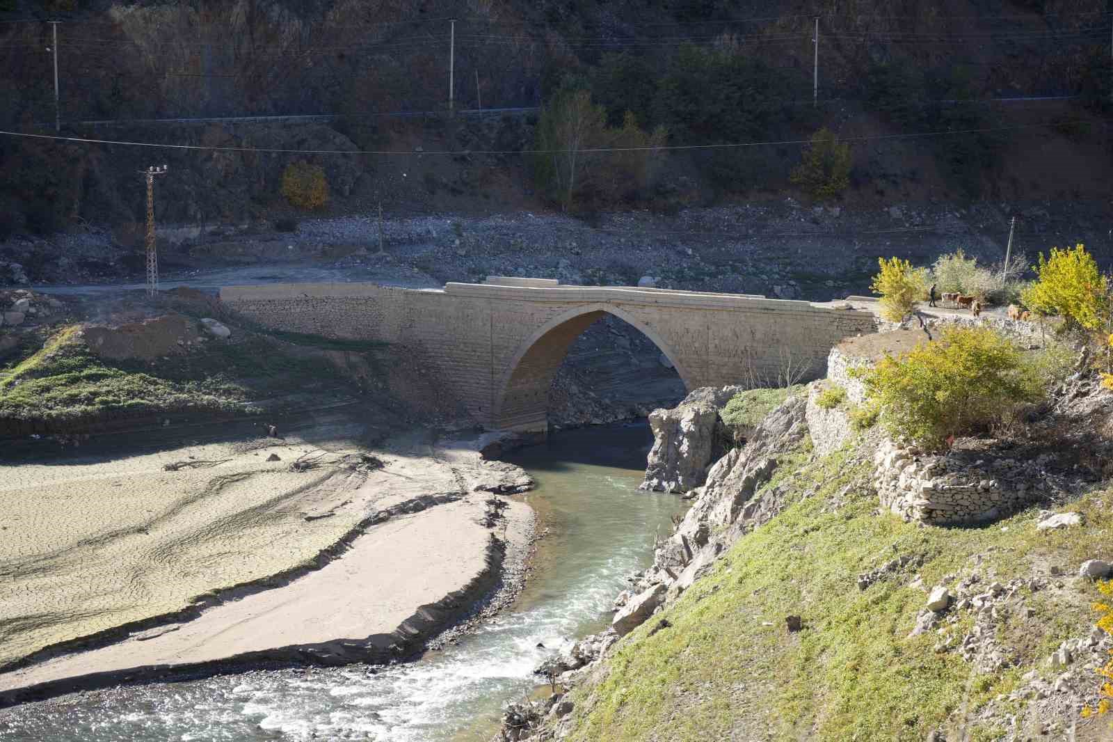 Torul’da göl yerini çöl manzarasına bıraktı
