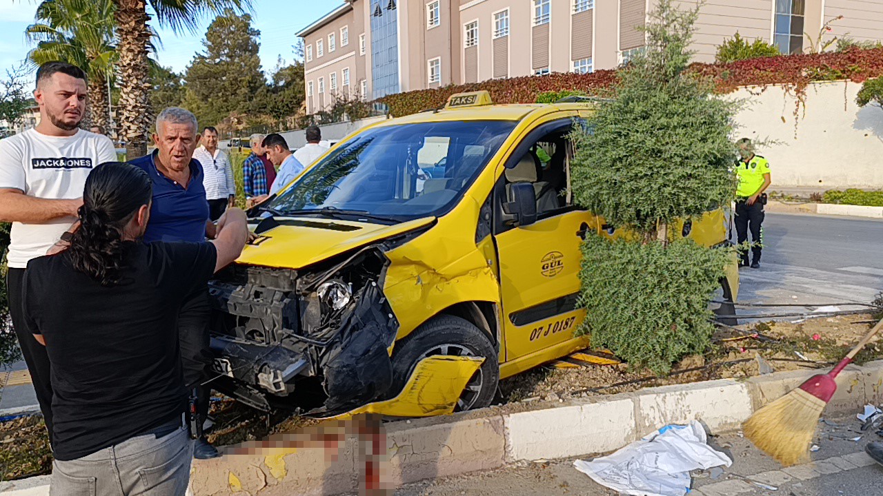 Otomobillerin hurdaya döndüğü kazayı burunları bile kanamadan atlattılar
