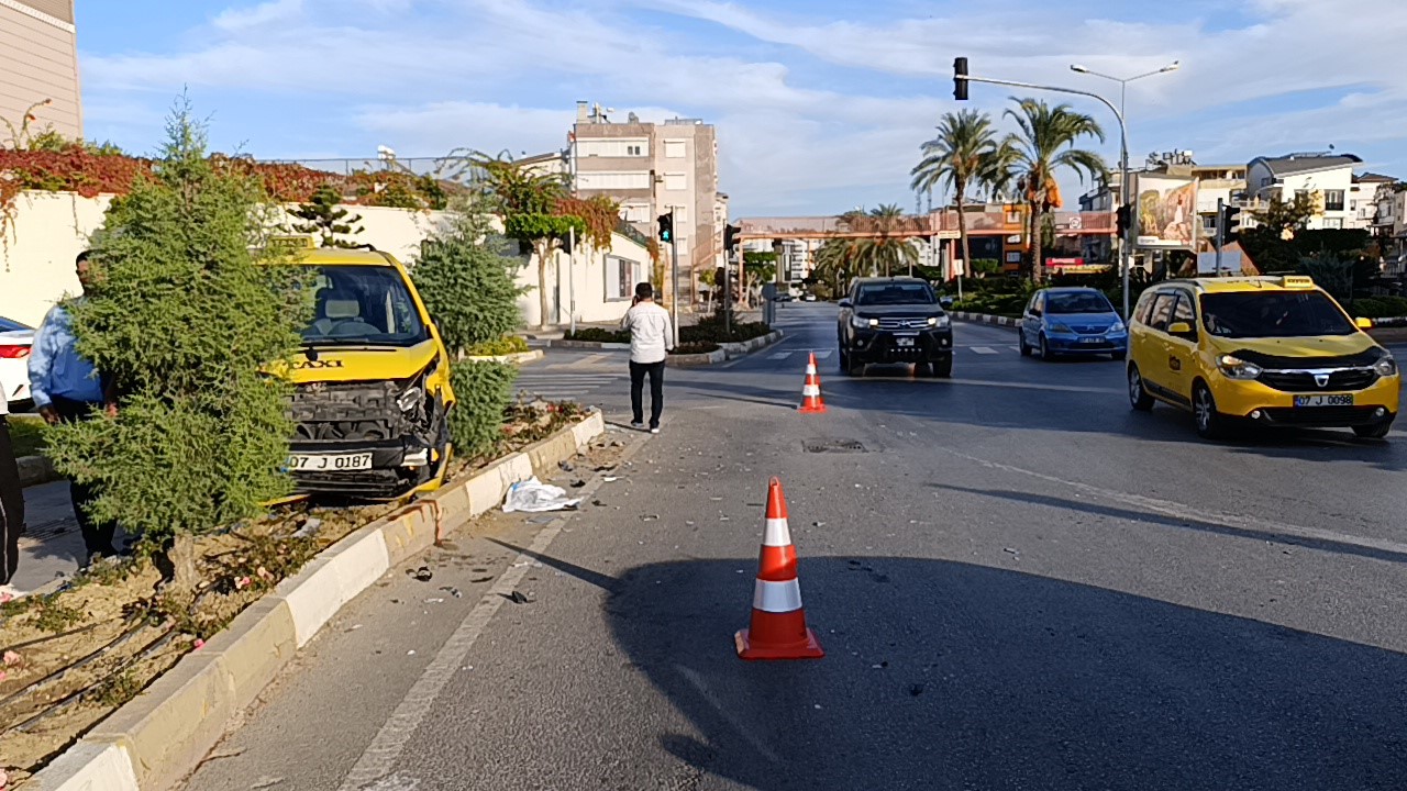 Otomobillerin hurdaya döndüğü kazayı burunları bile kanamadan atlattılar
