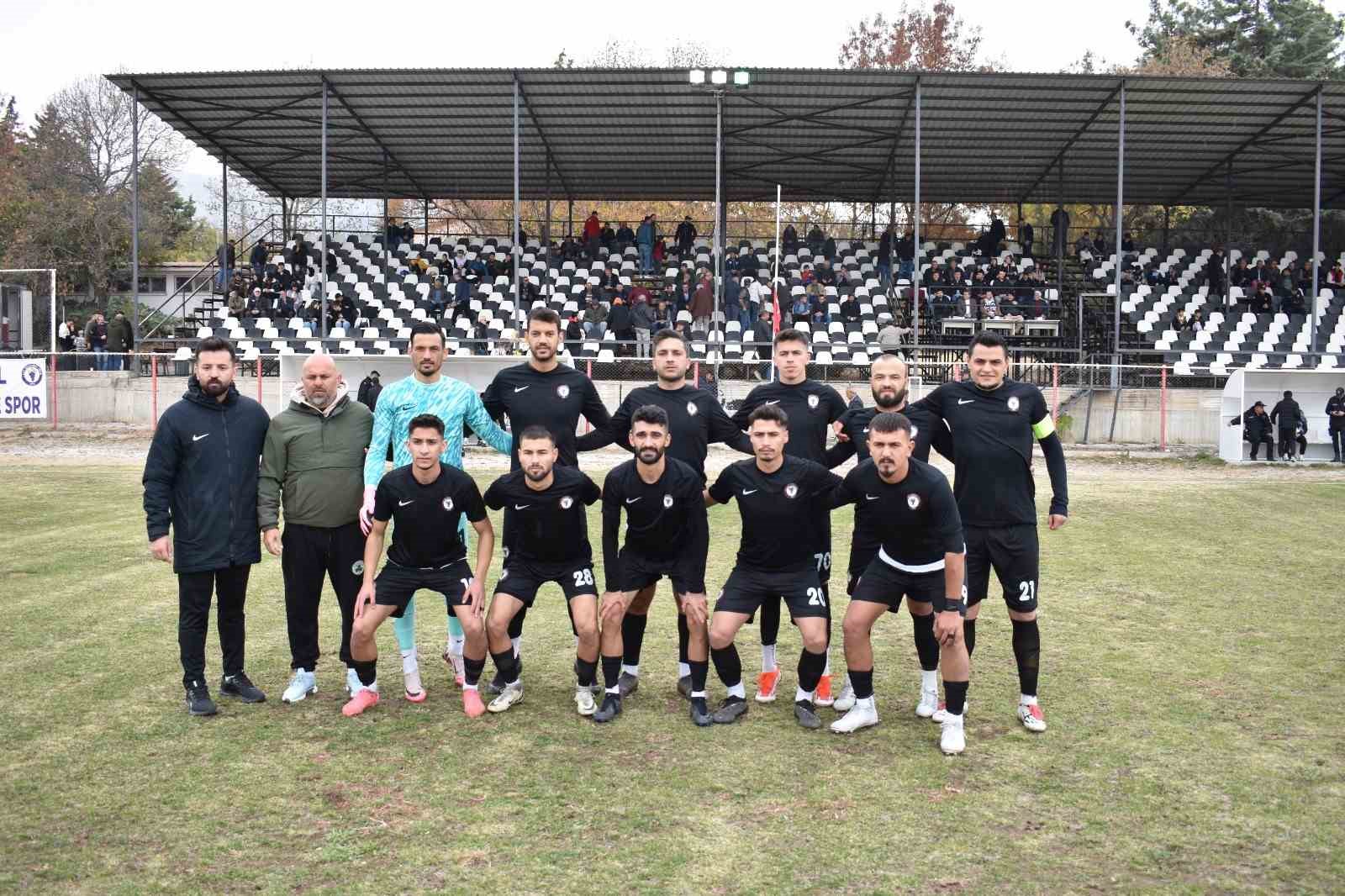 Çal Belediyespor liderliğini sürdürüyor
