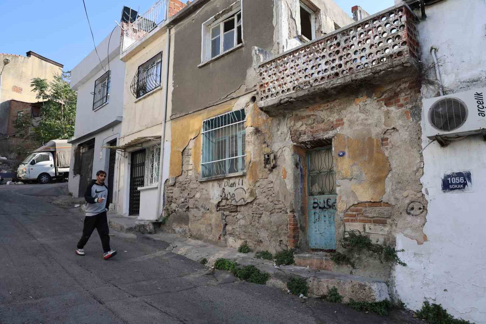 İzmir’de yıkılmaya yüz tutmuş tarihi yapılara ‘demir korkuluklu’ önlem
