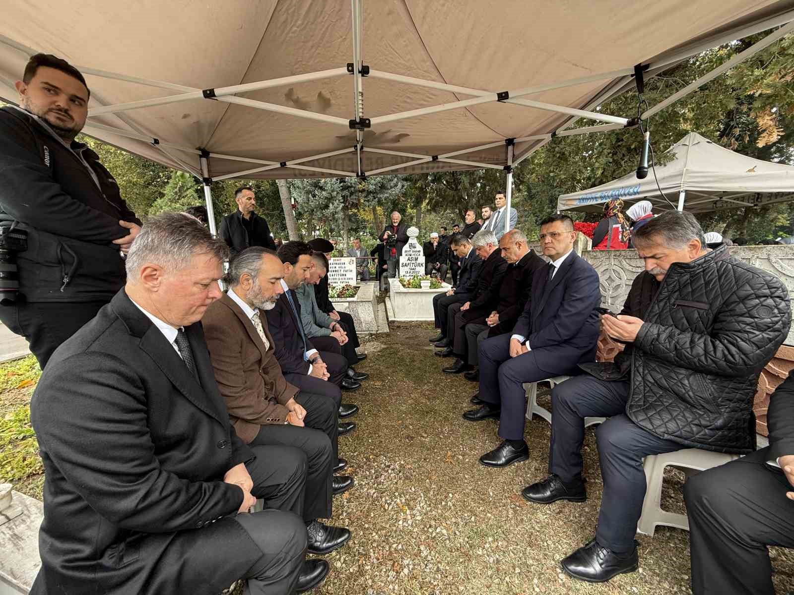 Görevi başında şehit edilen Kaymakam Safitürk, vefatının 8’inci yılında kabri başında anıldı
