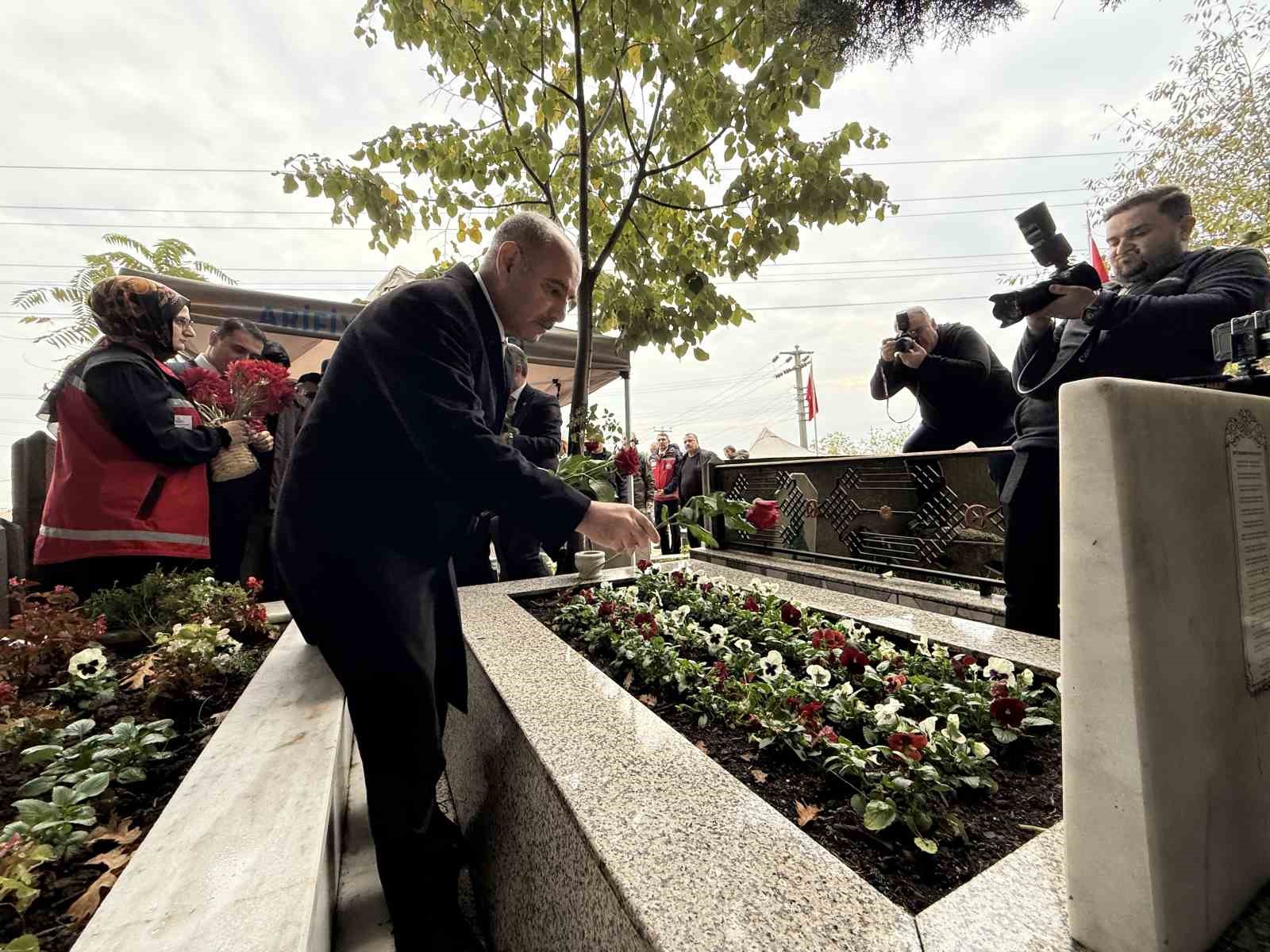 Görevi başında şehit edilen Kaymakam Safitürk, vefatının 8’inci yılında kabri başında anıldı
