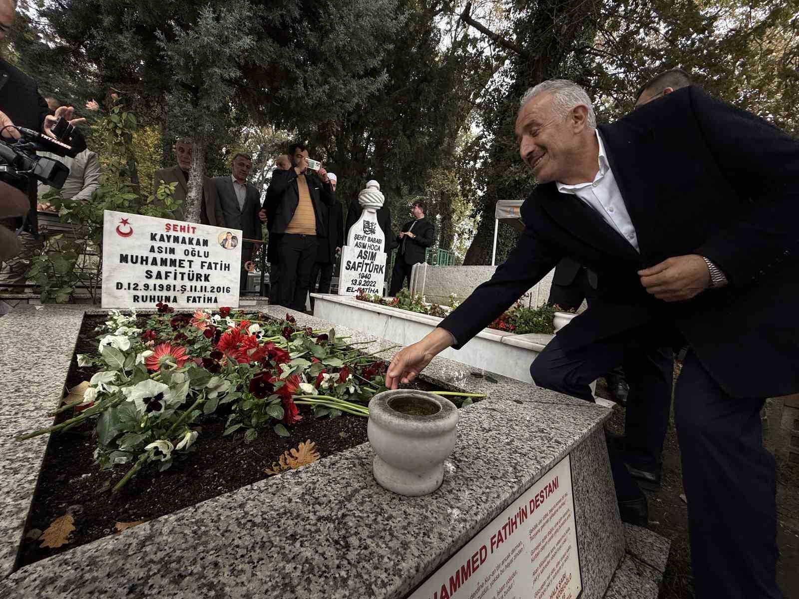 Görevi başında şehit edilen Kaymakam Safitürk, vefatının 8’inci yılında kabri başında anıldı
