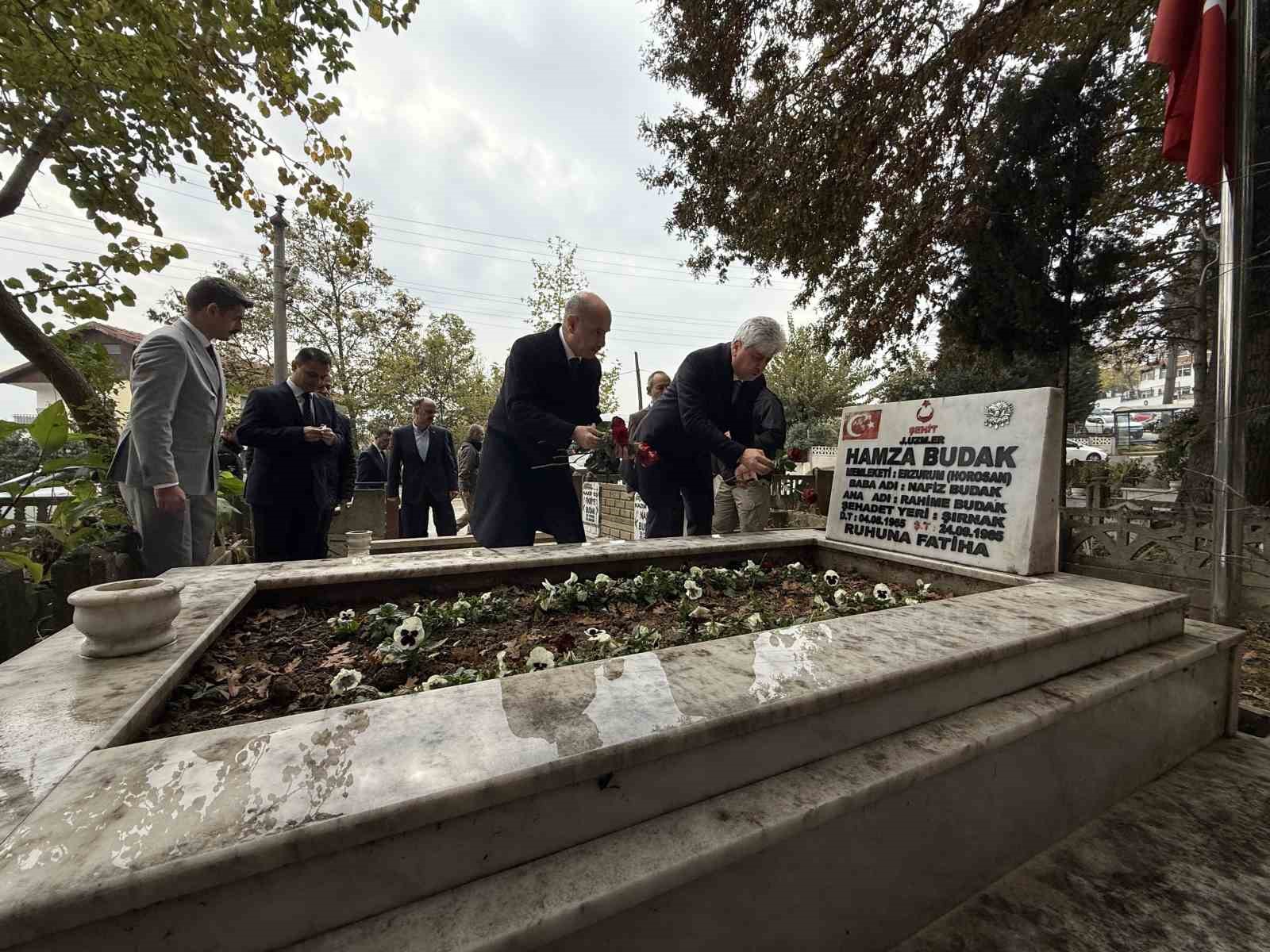 Görevi başında şehit edilen Kaymakam Safitürk, vefatının 8’inci yılında kabri başında anıldı
