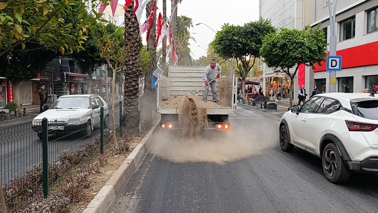 Yağış ve yola dökülen hurmaların kayganlaştırdığı yollar kazaları da beraberinde getirdi
