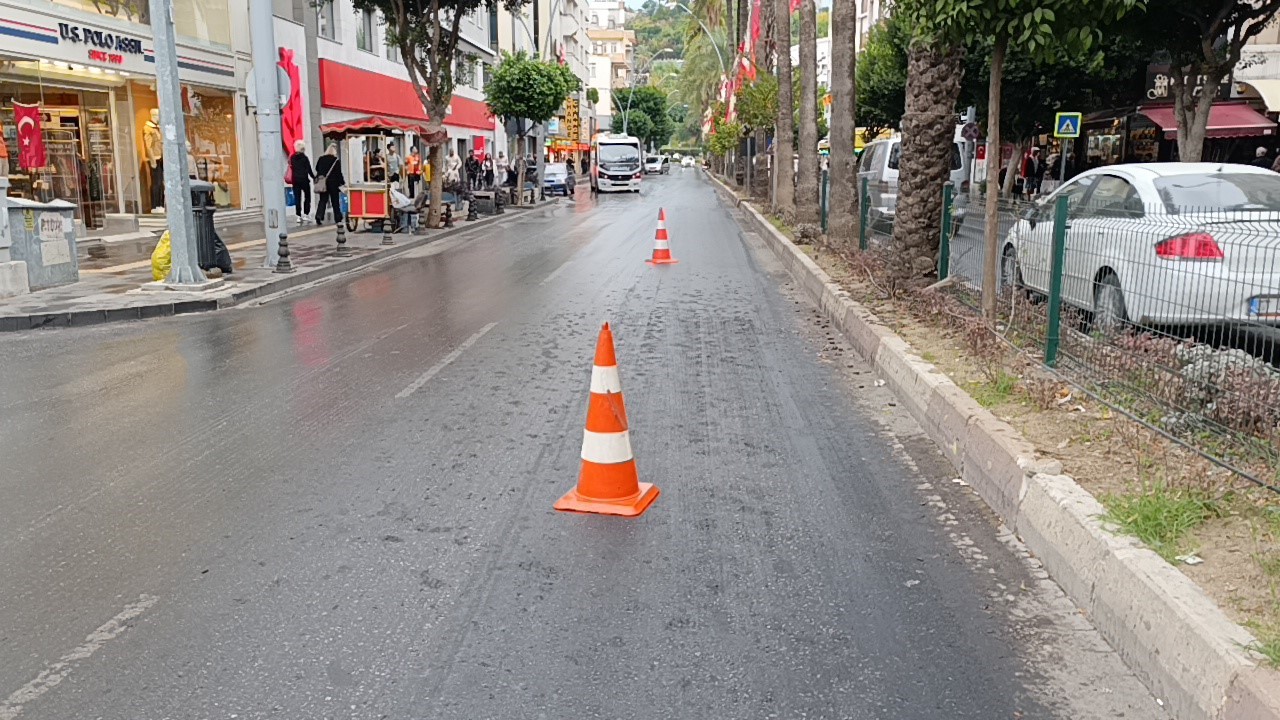 Yağış ve yola dökülen hurmaların kayganlaştırdığı yollar kazaları da beraberinde getirdi
