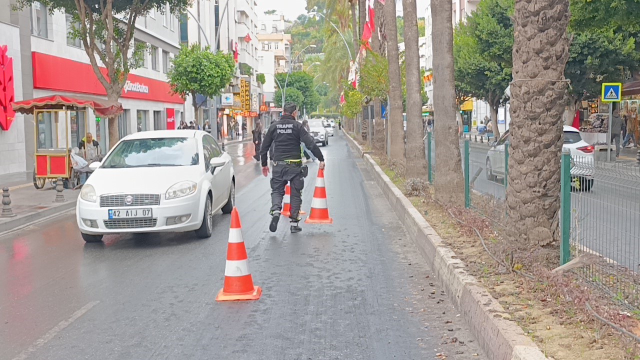 Yağış ve yola dökülen hurmaların kayganlaştırdığı yollar kazaları da beraberinde getirdi
