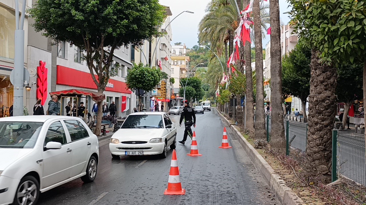 Yağış ve yola dökülen hurmaların kayganlaştırdığı yollar kazaları da beraberinde getirdi
