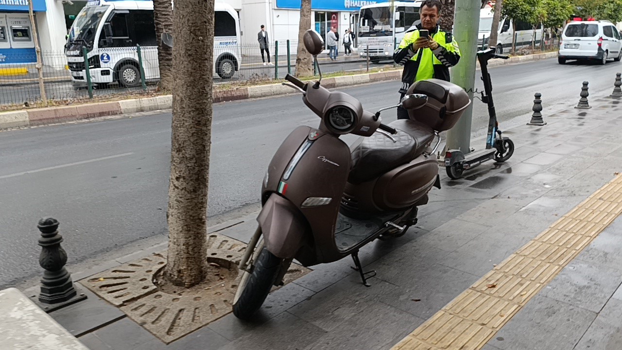 Yağış ve yola dökülen hurmaların kayganlaştırdığı yollar kazaları da beraberinde getirdi
