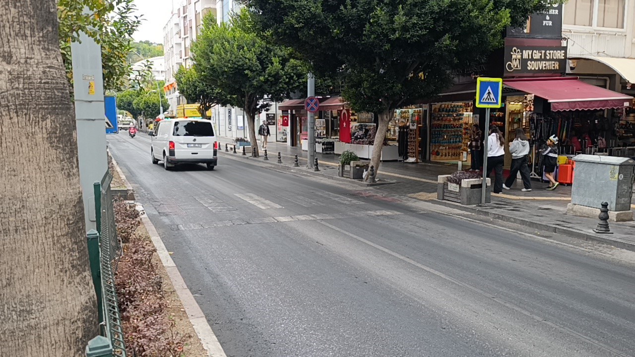 Yağış ve yola dökülen hurmaların kayganlaştırdığı yollar kazaları da beraberinde getirdi
