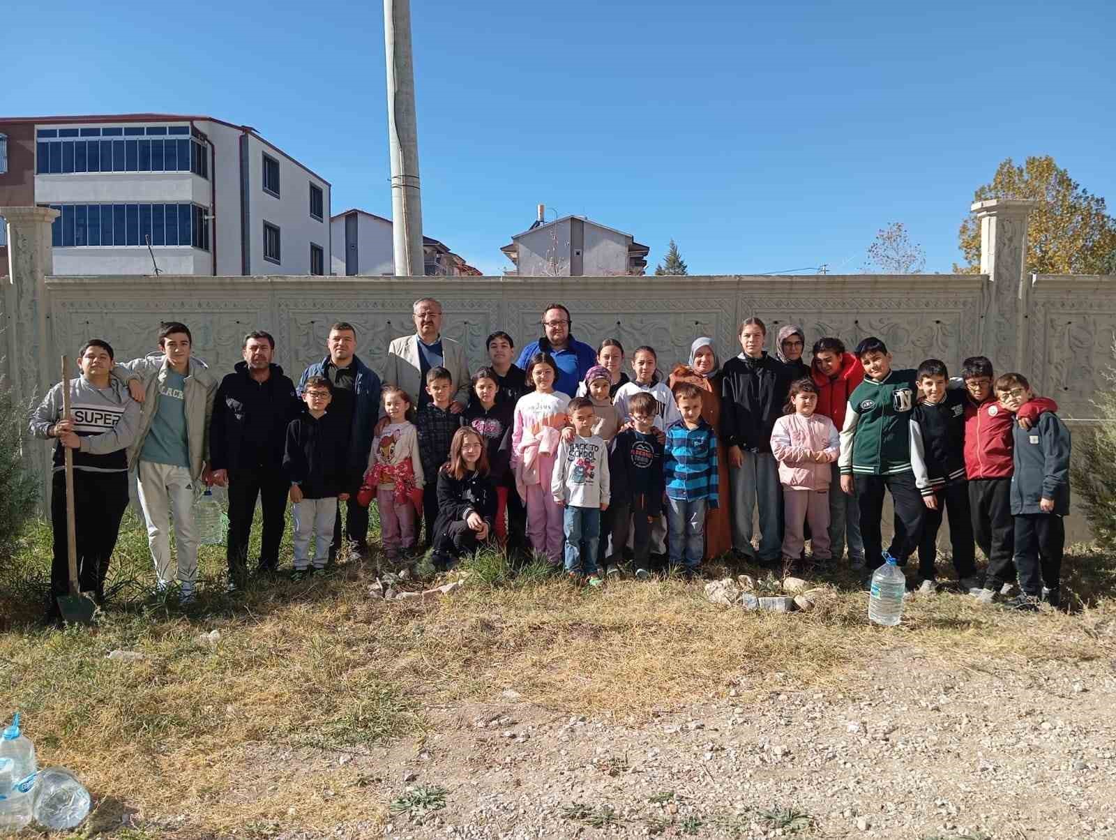 Gediz’de “Bir İyilik, Bir Fidan” etkinliği ile fidanlar toprakla buluştu
