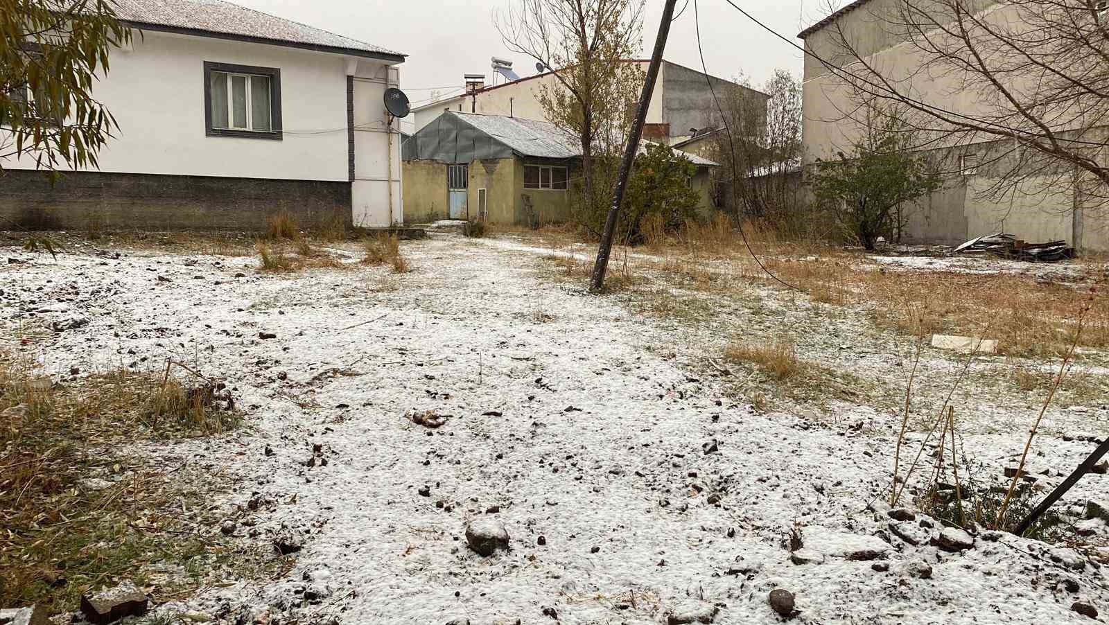 Karlıova’ya mevsimin ilk karı düştü
