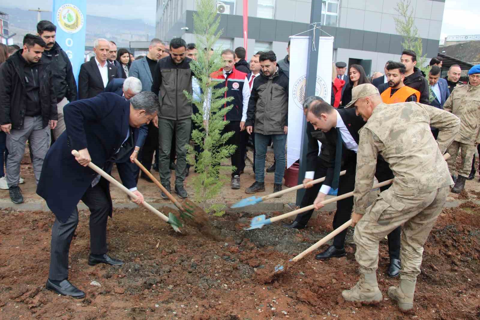 Geleceğe nefes için fidan dikildi
