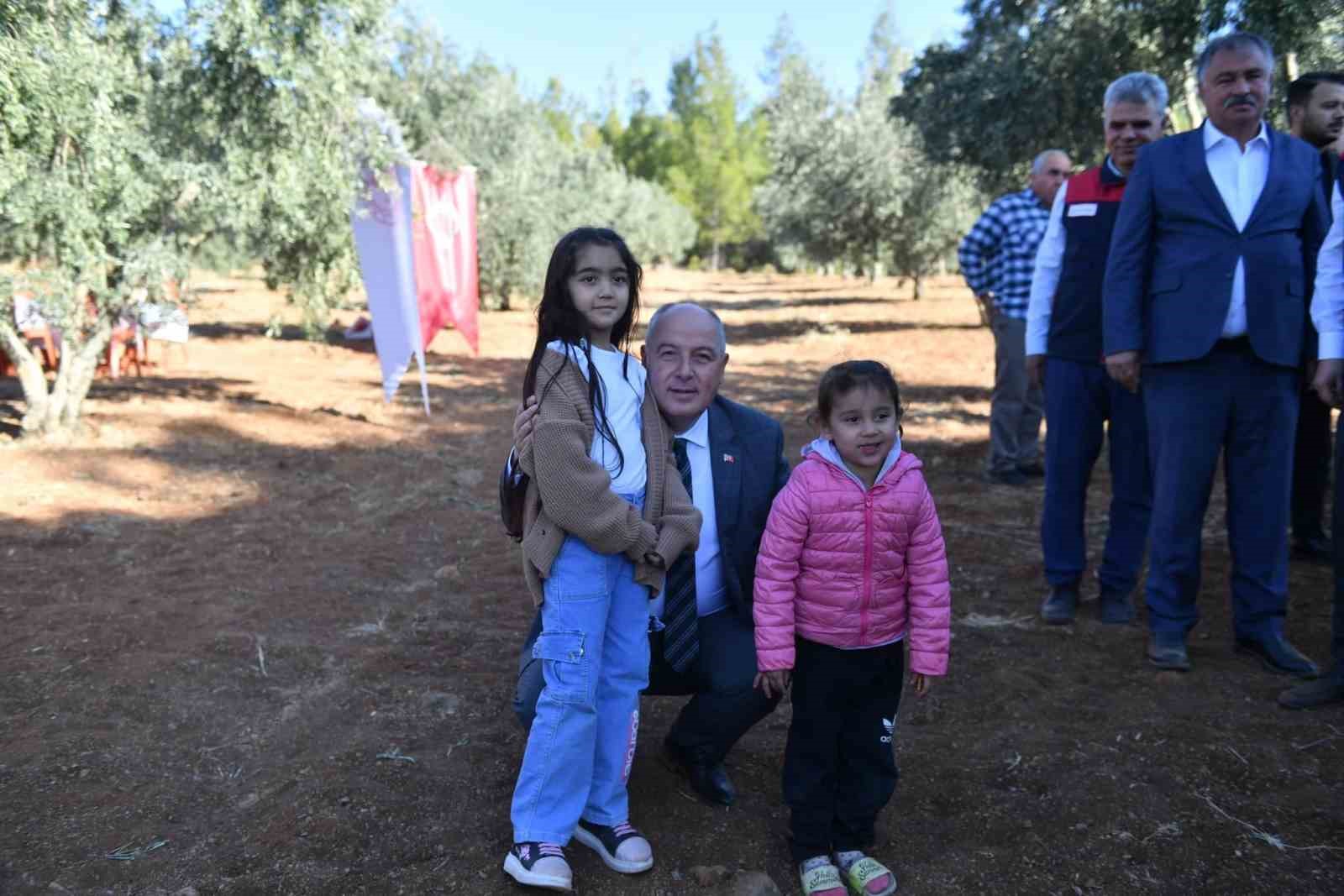 Vali Coşkun, Beyağaç’ta zeytin hasadına katıldı
