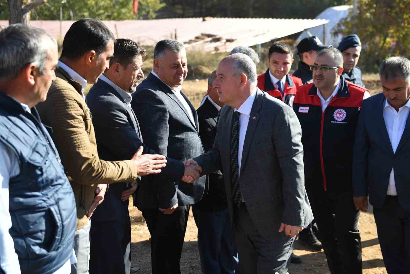 Vali Coşkun, Beyağaç’ta zeytin hasadına katıldı
