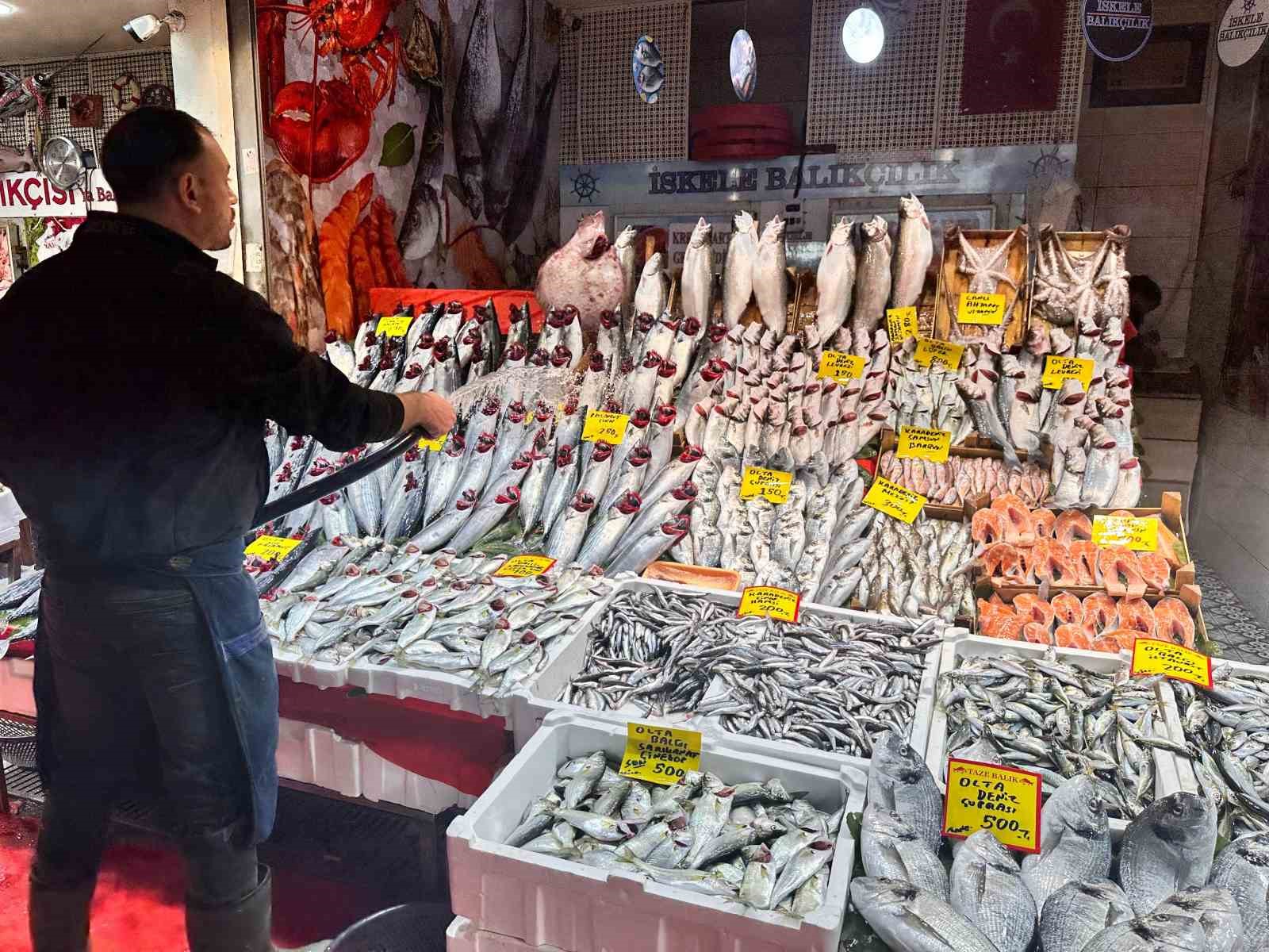 Balık tezgahlarında palamut yerini hamsi ve çinekop bıraktı
