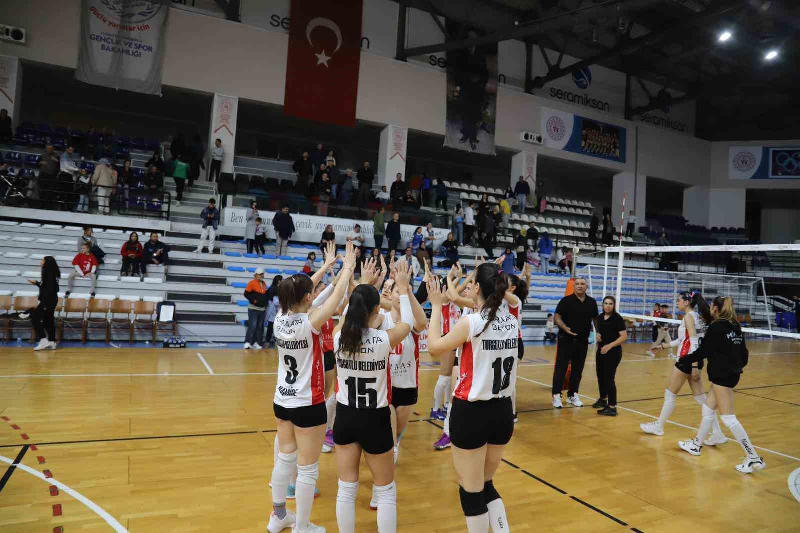 Turgutlu Belediyesi Kadın Voleybol Takımı rakibine geçit vermedi
