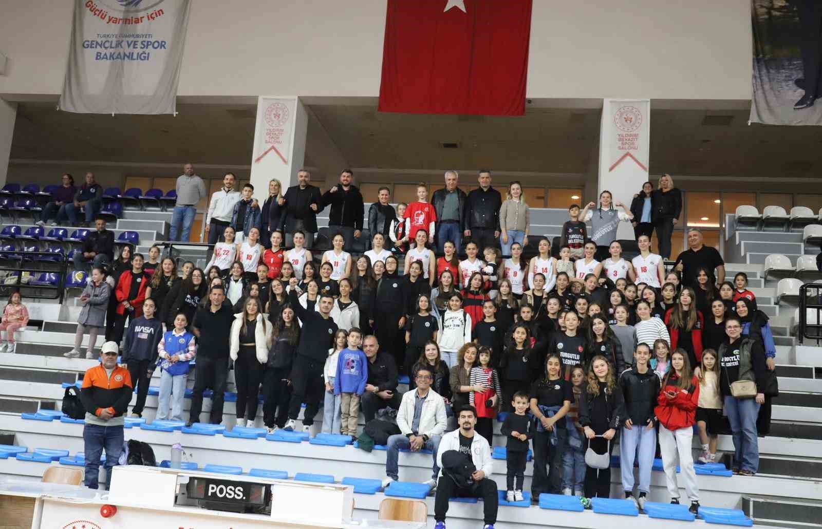 Turgutlu Belediyesi Kadın Voleybol Takımı rakibine geçit vermedi
