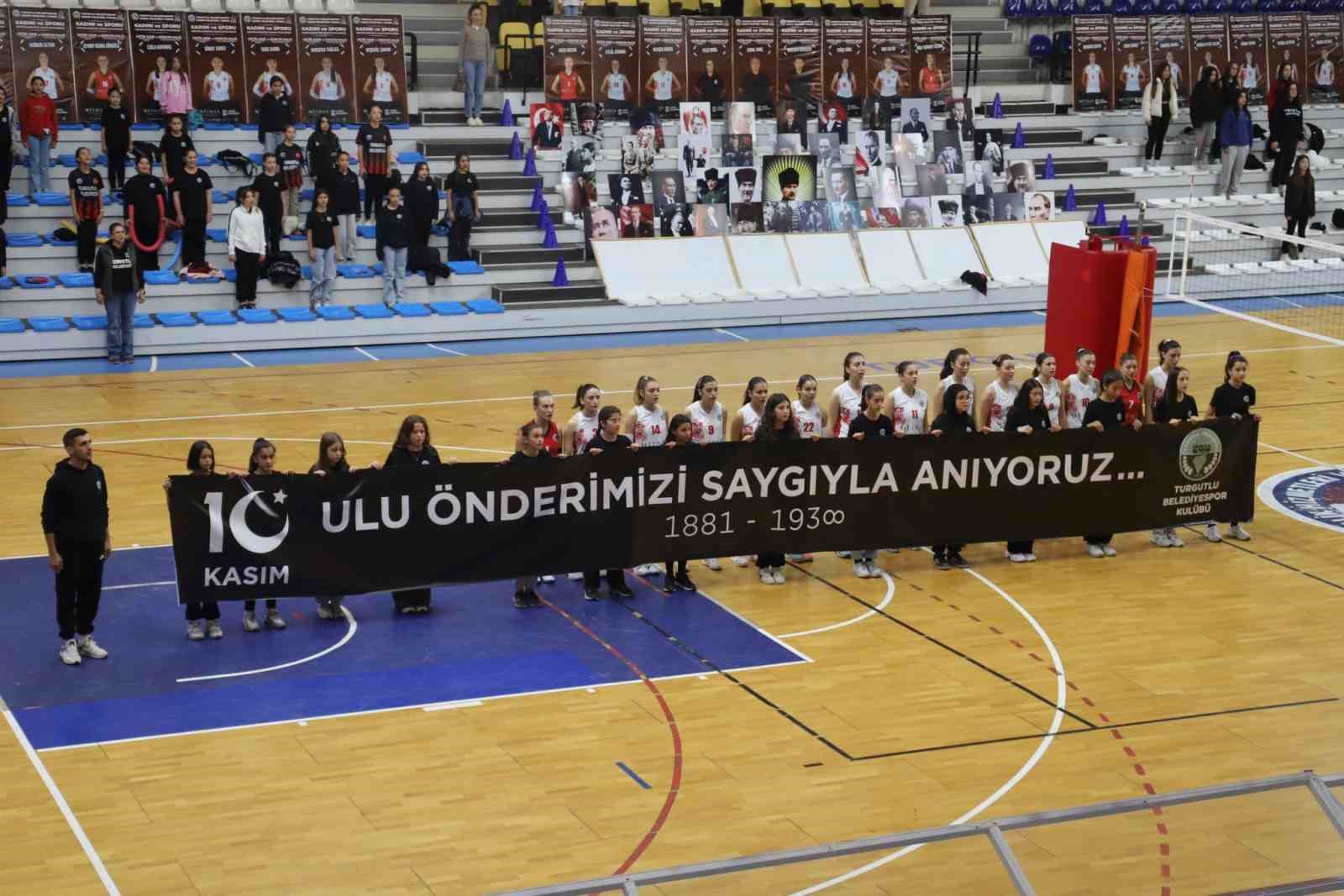 Turgutlu Belediyesi Kadın Voleybol Takımı rakibine geçit vermedi
